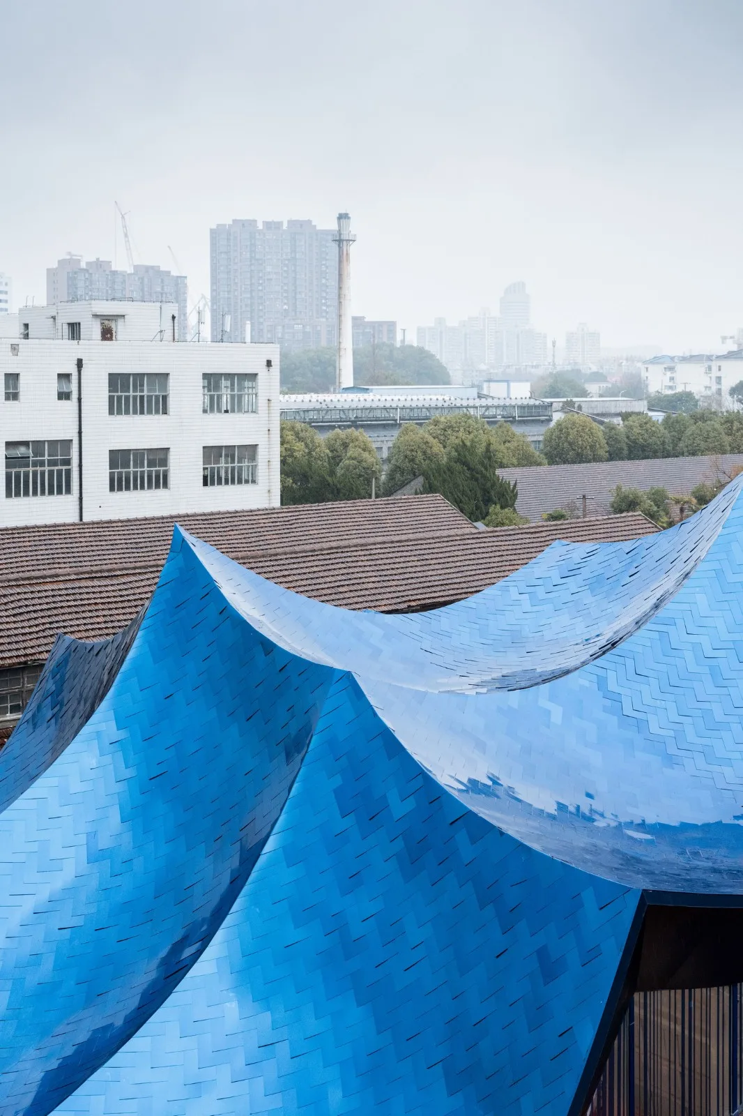 BIM建筑|青丘和白崖：仿佛海浪一般起伏的蓝色山丘下是我们“摇摇摆摆的人间” / Wutopia Lab