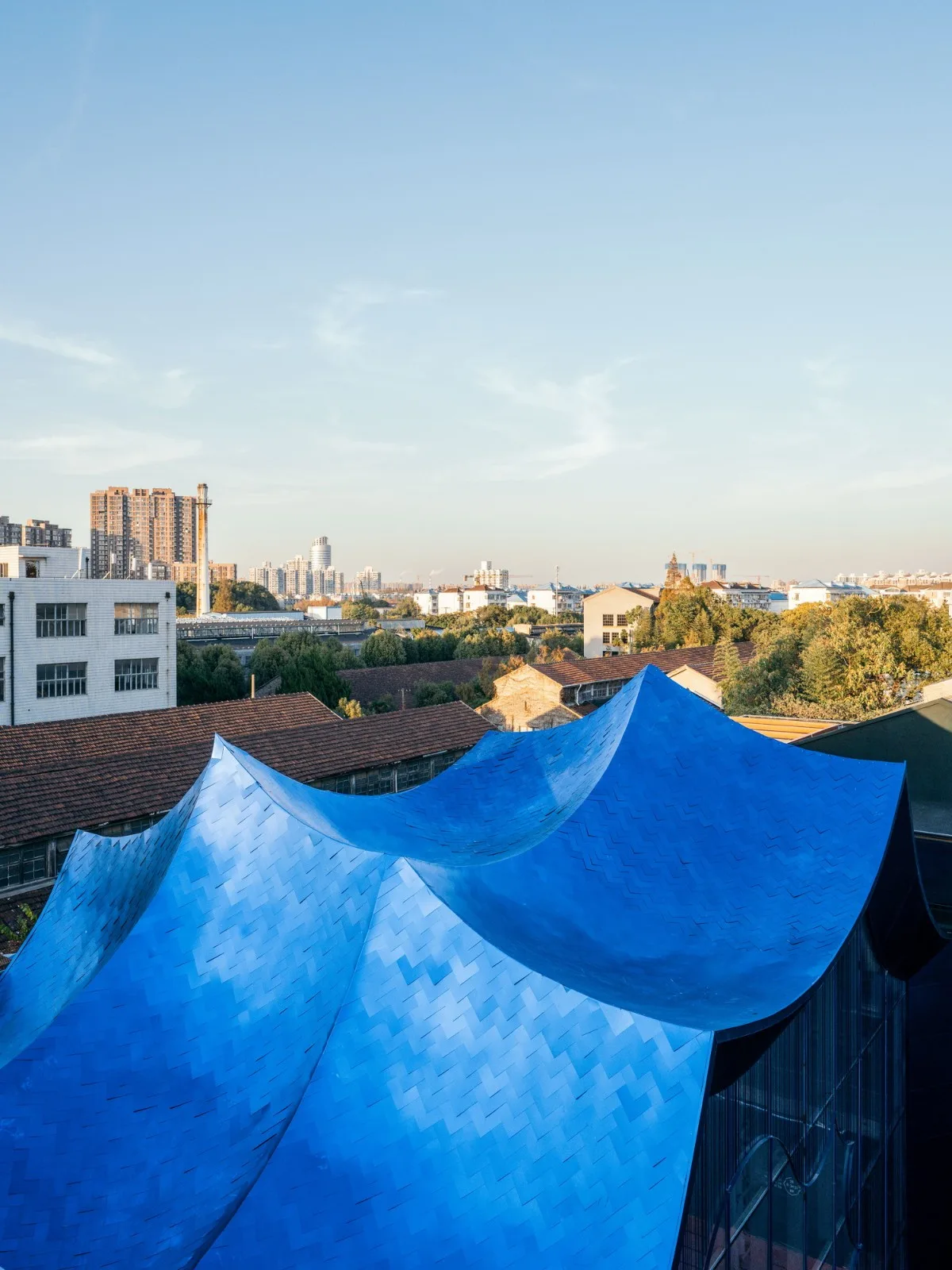 BIM建筑|青丘和白崖：仿佛海浪一般起伏的蓝色山丘下是我们“摇摇摆摆的人间” / Wutopia Lab