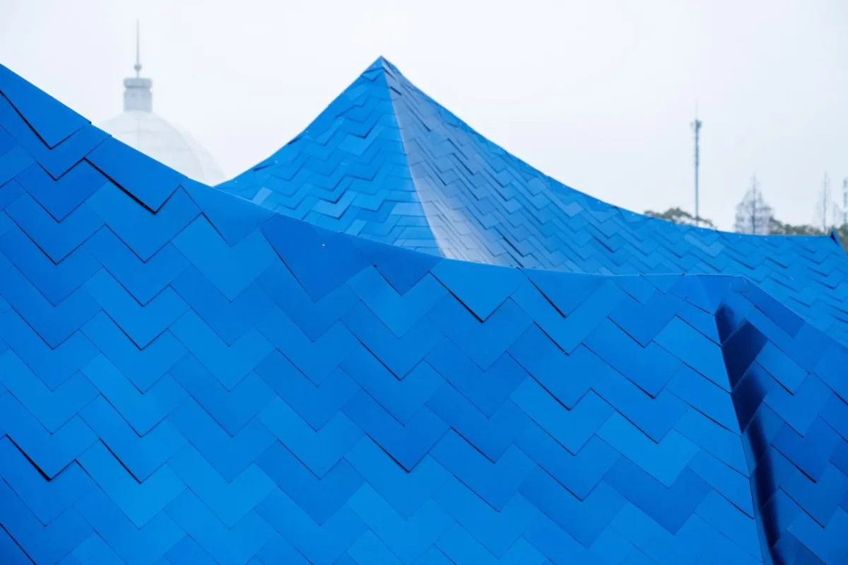 BIM建筑|青丘和白崖：仿佛海浪一般起伏的蓝色山丘下是我们“摇摇摆摆的人间” / Wutopia Lab