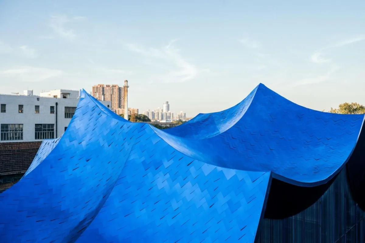 BIM建筑|青丘和白崖：仿佛海浪一般起伏的蓝色山丘下是我们“摇摇摆摆的人间” / Wutopia Lab