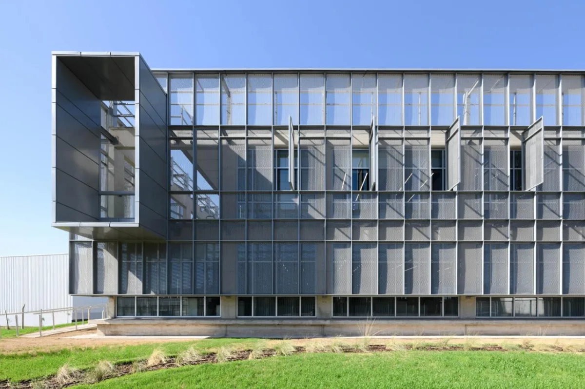 BIM建筑|生物制药总部 / Santiago Viale Lescano + Juan Manuel Juárez