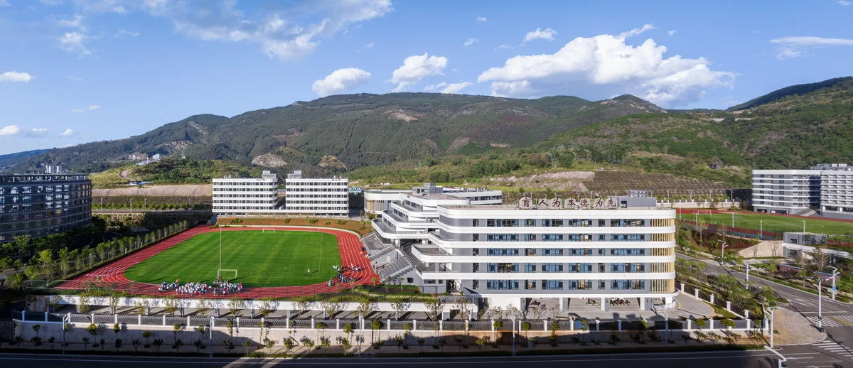 BIM建筑|在山边眺望云朵:云南省玉溪弘玉中学设计记 / 思序产教融合研究中心