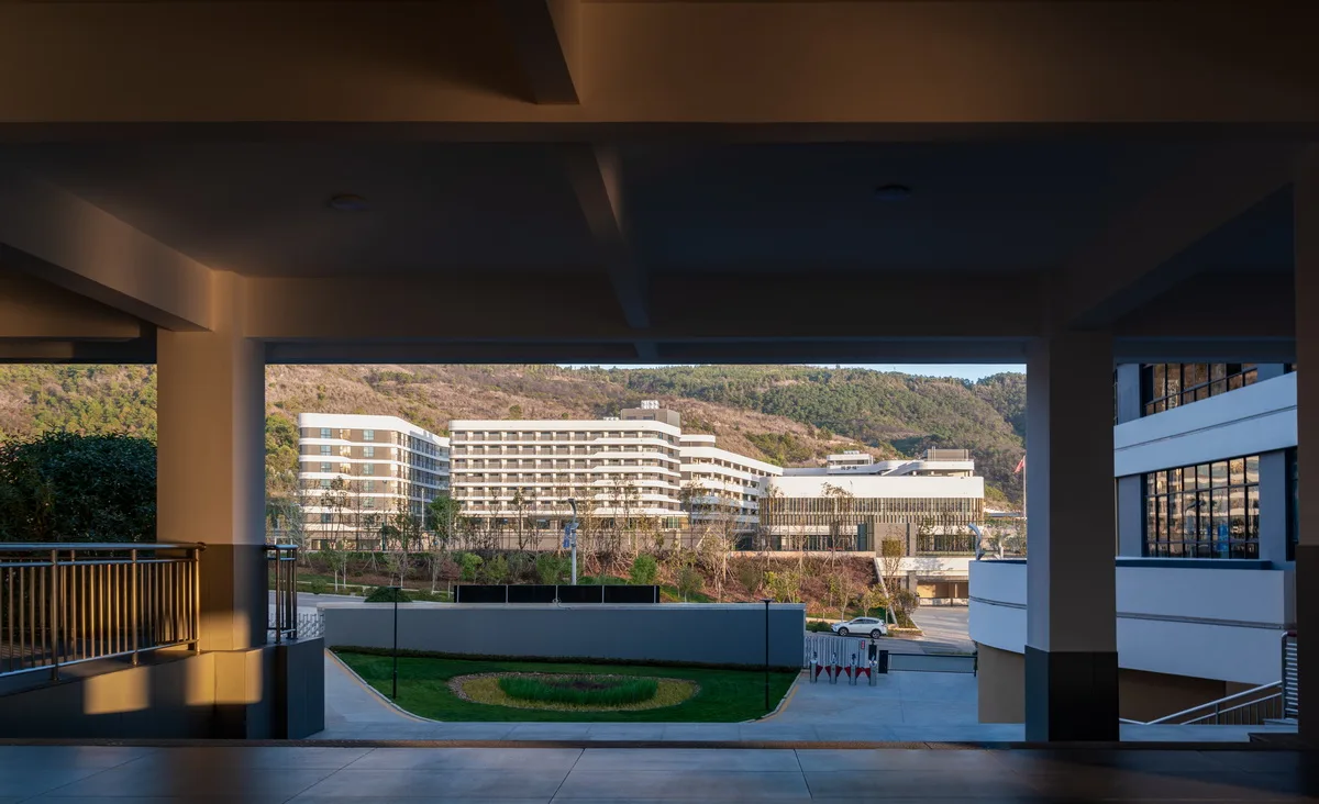 BIM建筑|在山边眺望云朵:云南省玉溪弘玉中学设计记 / 思序产教融合研究中心