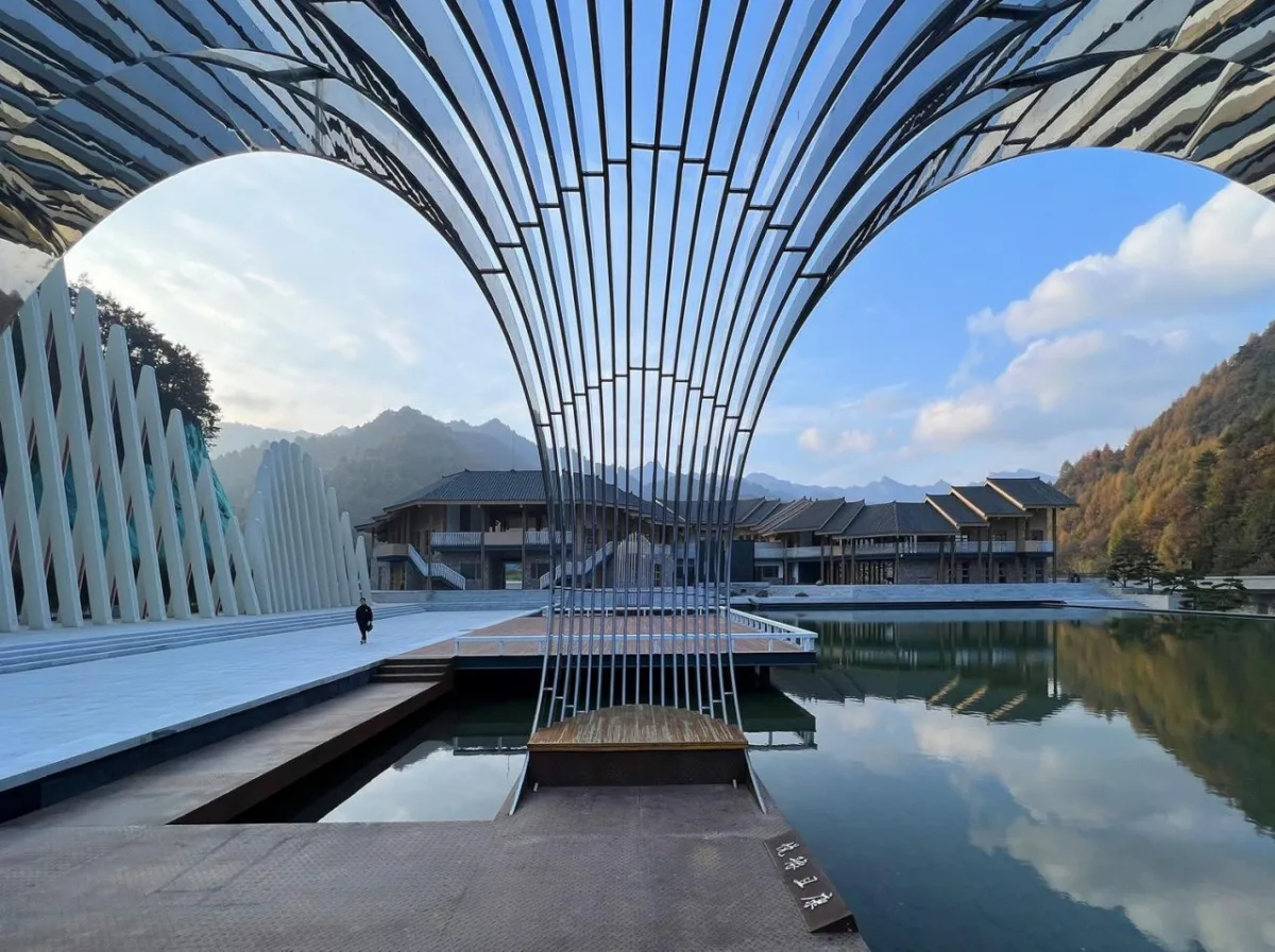BIM建筑|龙形建筑：康县全域旅游游客集散中心 / 共生建筑Farmerson Architects