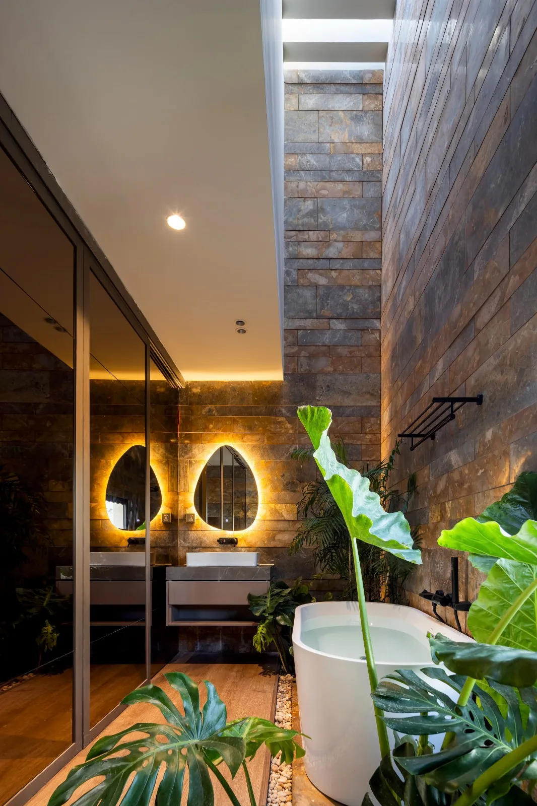BIM建筑|天空花园别墅 / Pham Huu Son Architects