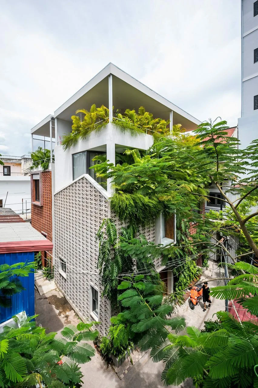 BIM建筑|布卢姆工作室使用手工水泥块装饰柬埔寨房屋