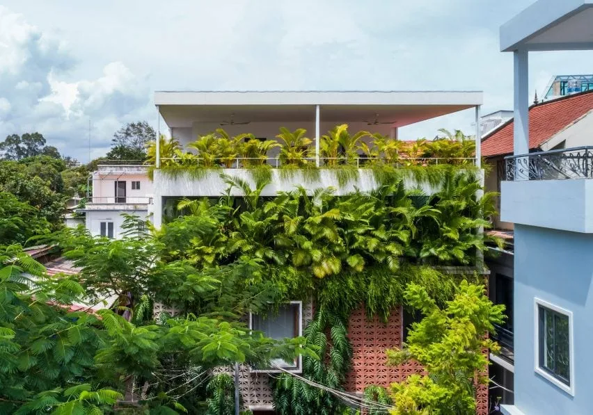 BIM建筑|布卢姆工作室使用手工水泥块装饰柬埔寨房屋