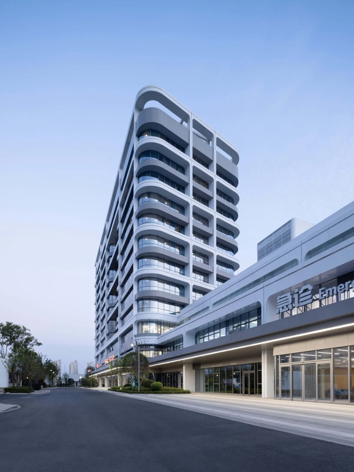 BIM建筑|去医院化：一座温暖的白色城堡-安康市高新医院 / UUA建筑师事务所