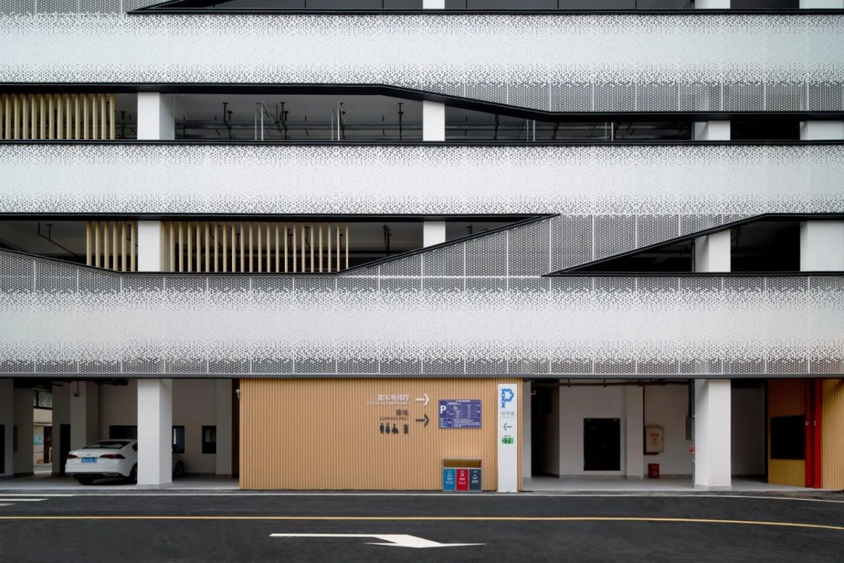 BIM建筑|洪梅镇中心区停车楼：小镇“边角地”的重生 / 森磊国际