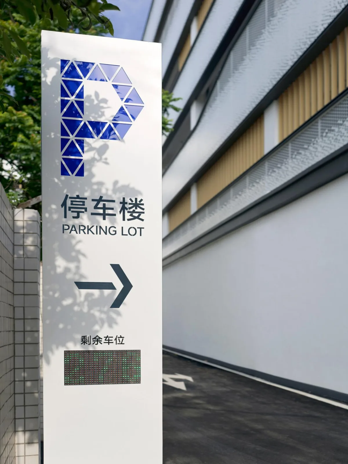 BIM建筑|洪梅镇中心区停车楼：小镇“边角地”的重生 / 森磊国际