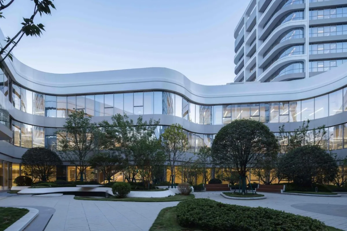BIM建筑|去医院化：一座温暖的白色城堡-安康市高新医院 / UUA建筑师事务所
