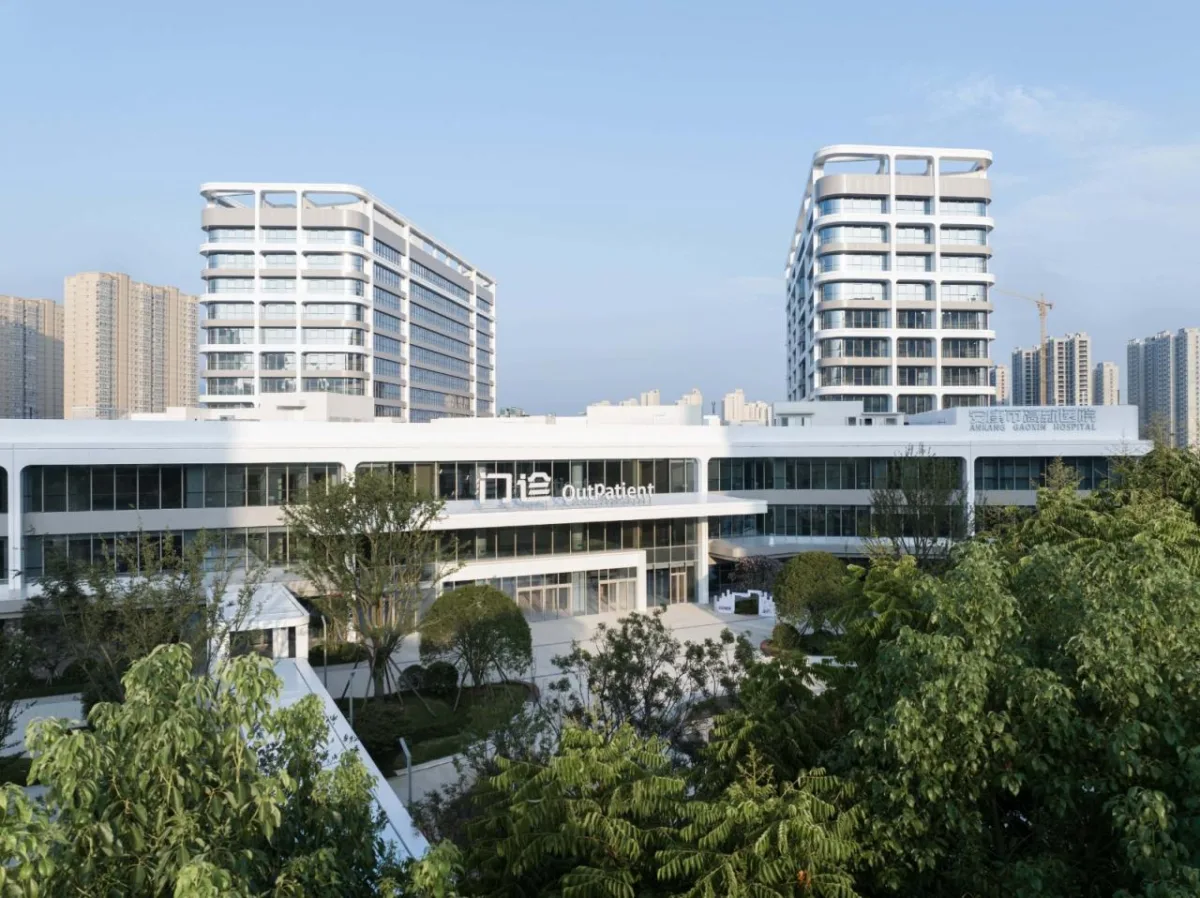 BIM建筑|去医院化：一座温暖的白色城堡-安康市高新医院 / UUA建筑师事务所