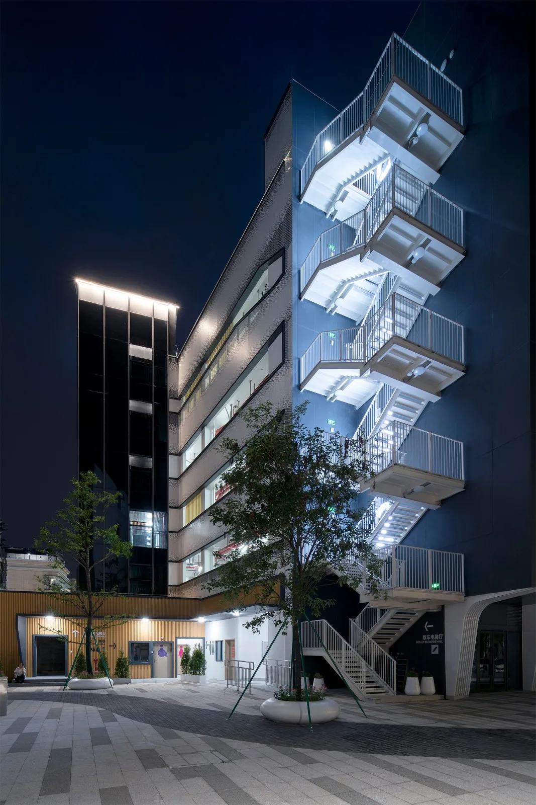 BIM建筑|洪梅镇中心区停车楼：小镇“边角地”的重生 / 森磊国际