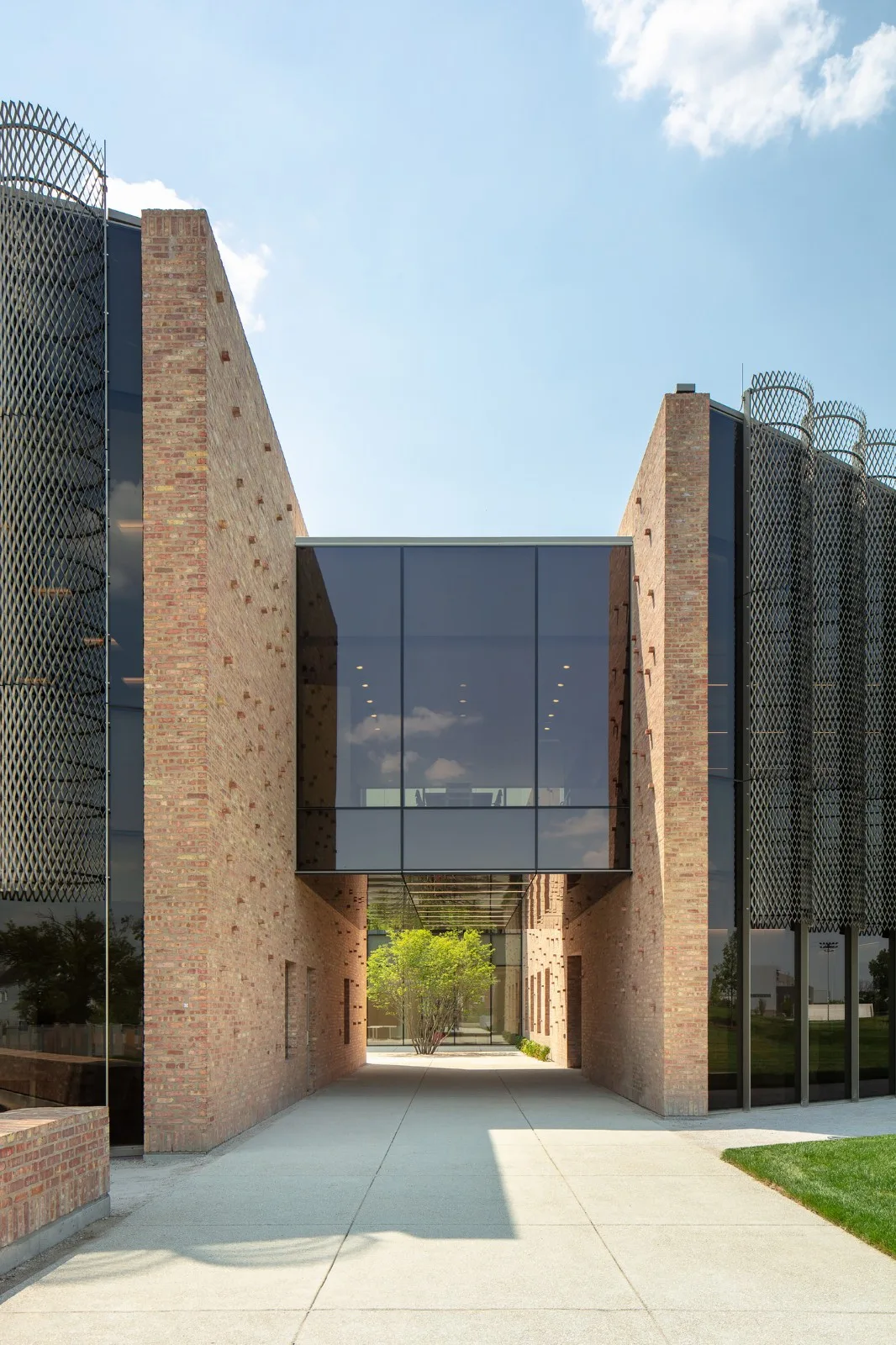 BIM建筑|芝加哥公园区总部和体育馆 / John Ronan Architects