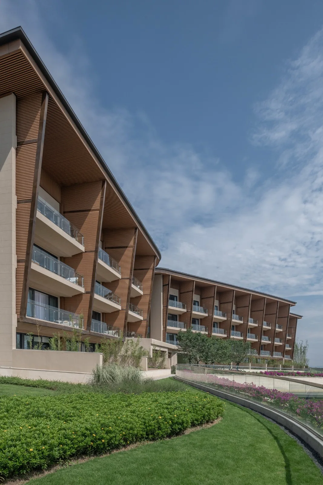 BIM建筑|“龙脊”- 地中海黑龙滩度假酒店 / AIM ARCHITECTURE