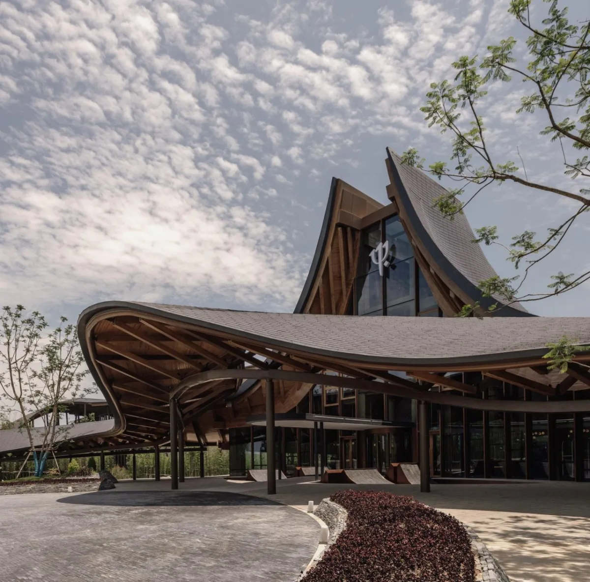 BIM建筑|“龙脊”- 地中海黑龙滩度假酒店 / AIM ARCHITECTURE