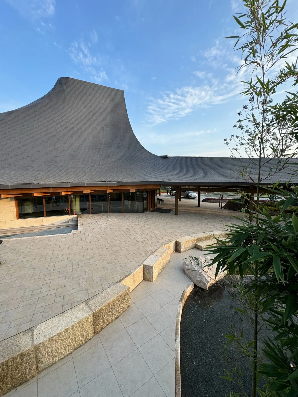BIM建筑|“龙脊”- 地中海黑龙滩度假酒店 / AIM ARCHITECTURE