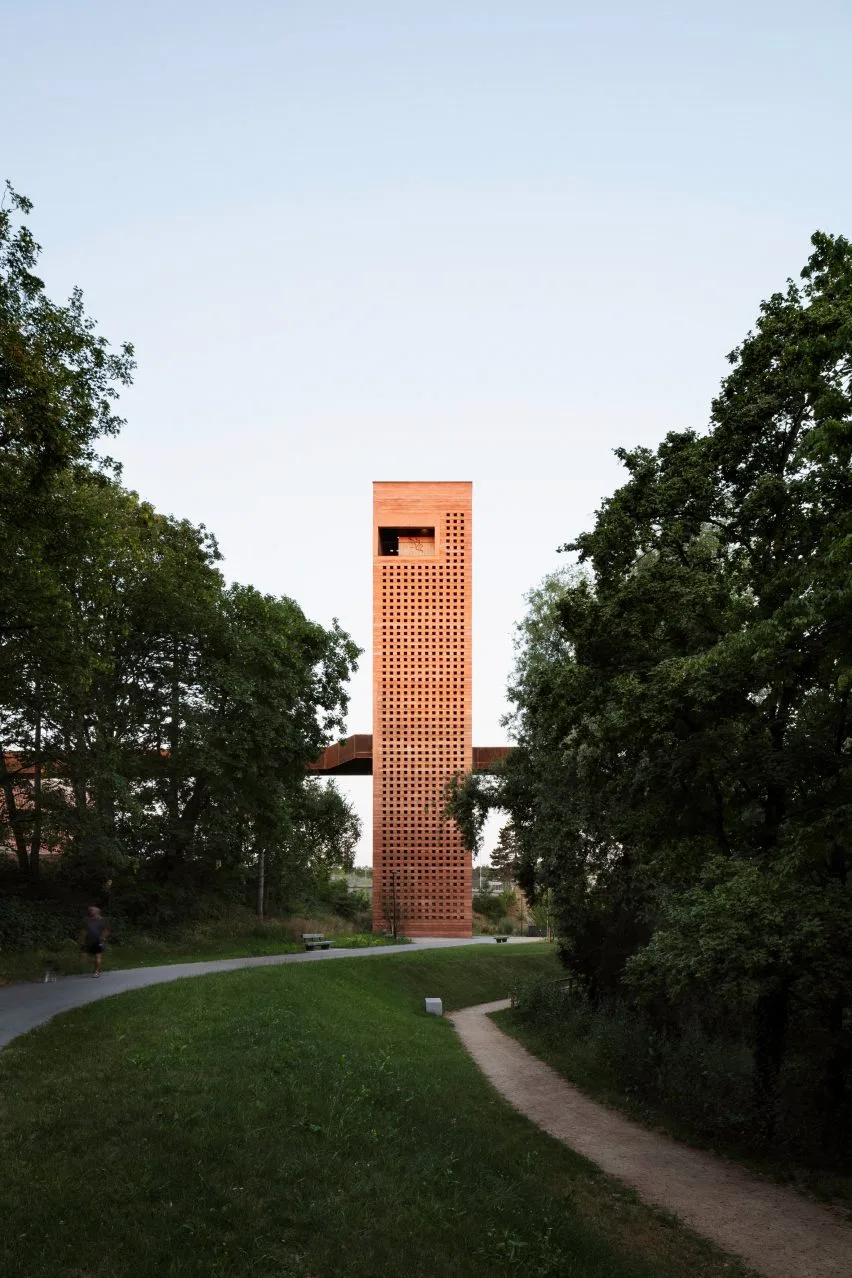 BIM建筑|莫诺工作室设计顶部穿孔混凝土停车场