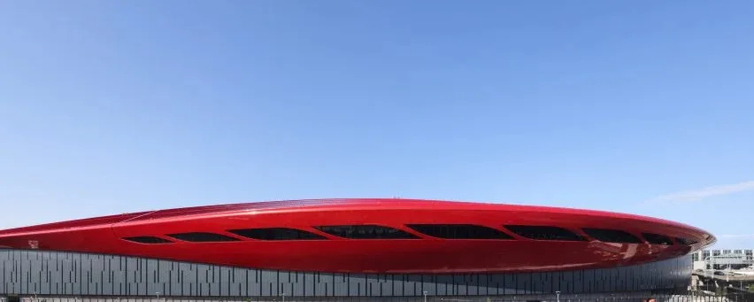 BIM建筑|艾奕康和维达尔设计红色屋顶航站楼