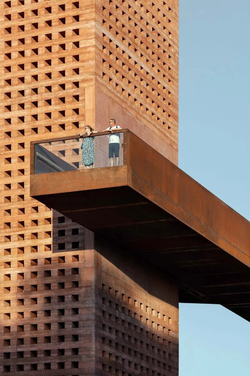 BIM建筑|莫诺工作室设计顶部穿孔混凝土停车场