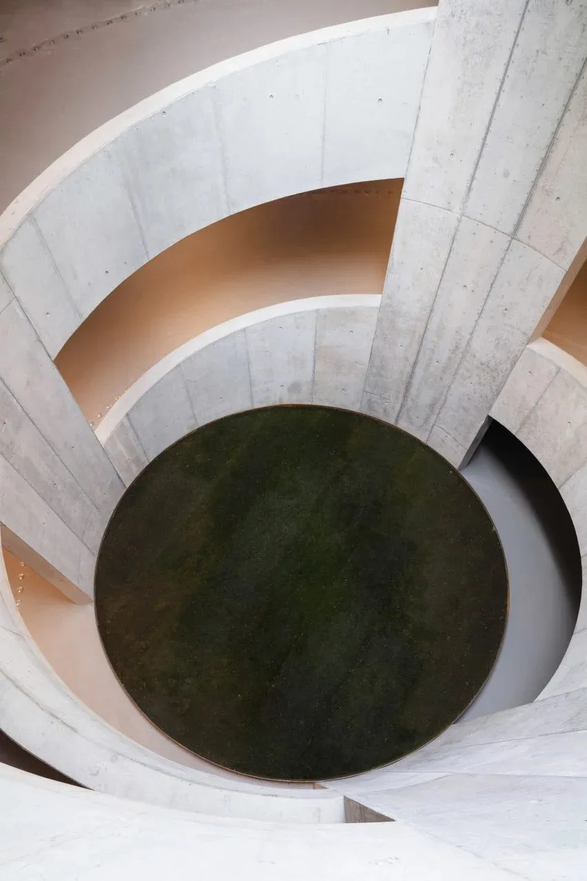BIM建筑|莫诺工作室设计顶部穿孔混凝土停车场