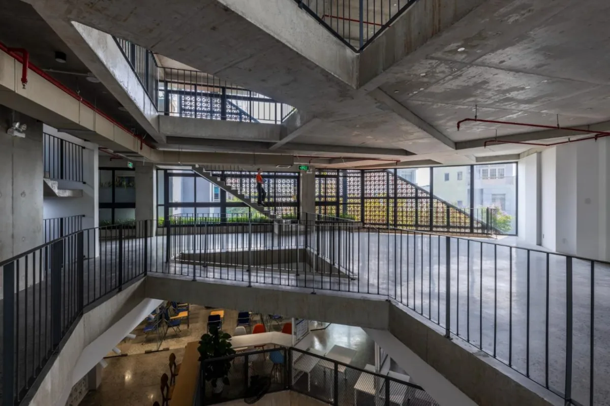 BIM建筑|AEC 4B 外语教育中心 / Ho Khue Architects