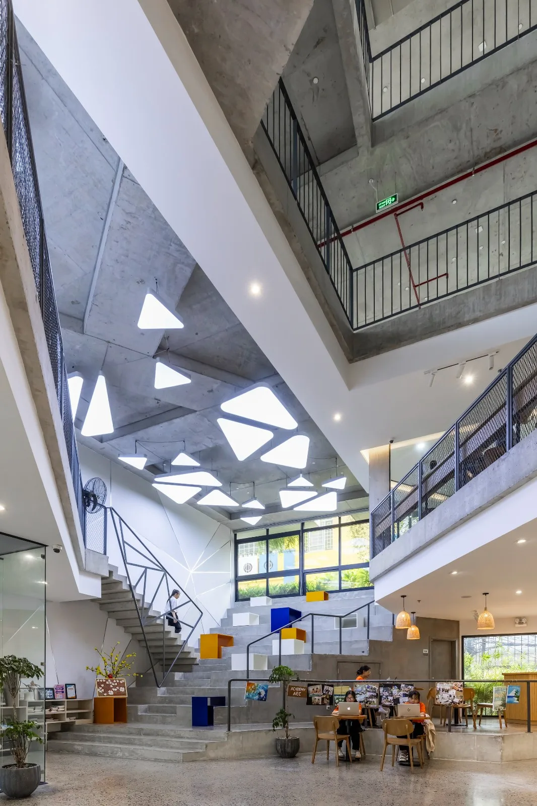 BIM建筑|AEC 4B 外语教育中心 / Ho Khue Architects