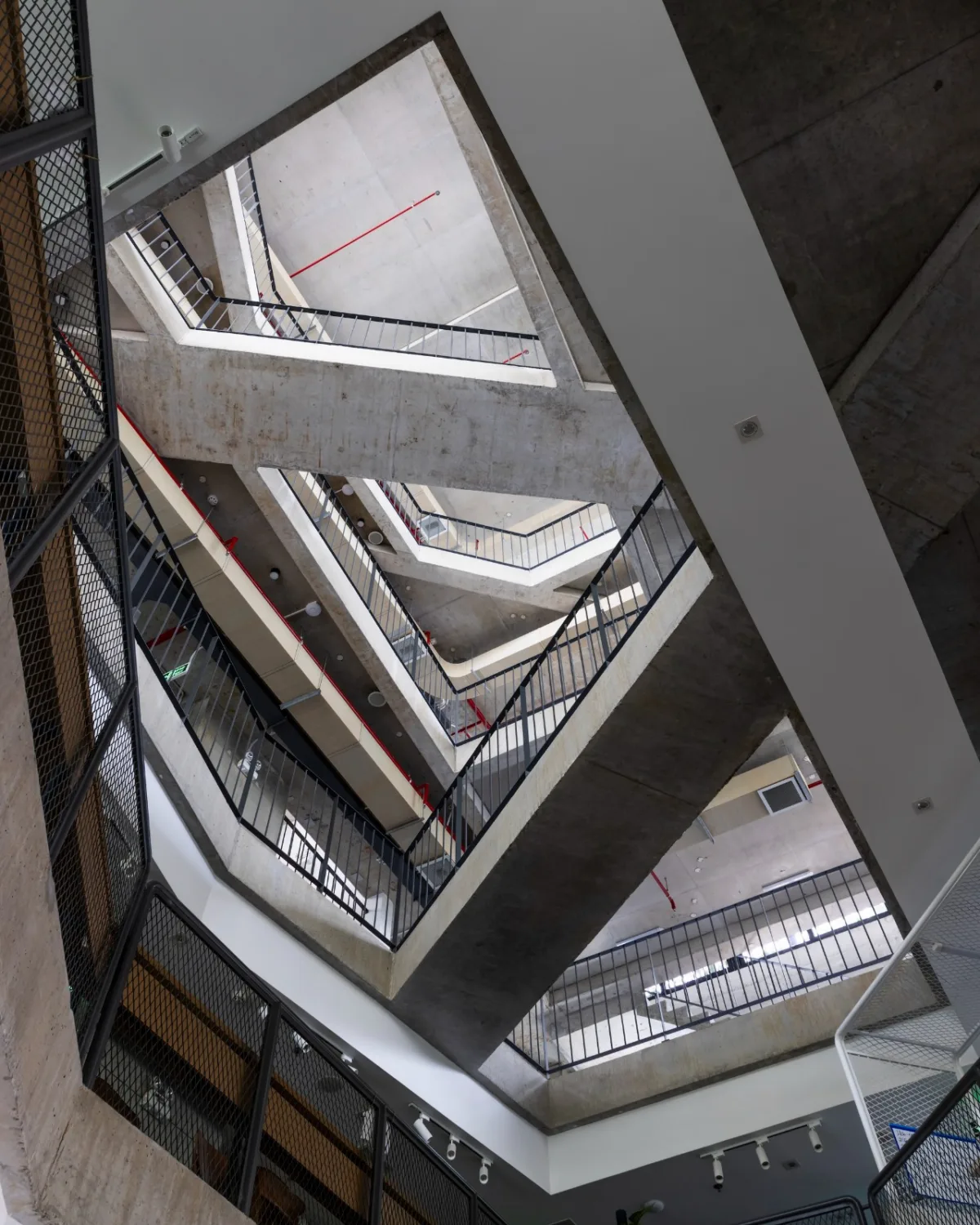 BIM建筑|AEC 4B 外语教育中心 / Ho Khue Architects