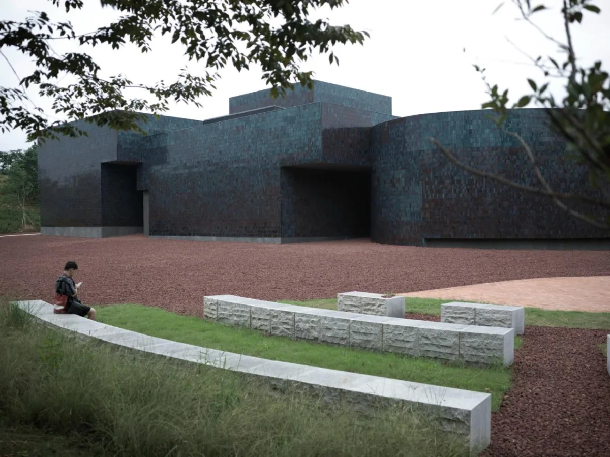 BIM建筑|“釉”织新旧，黄龙山·紫砂矿源展示馆 / 东南大学建筑学院+旭可建筑