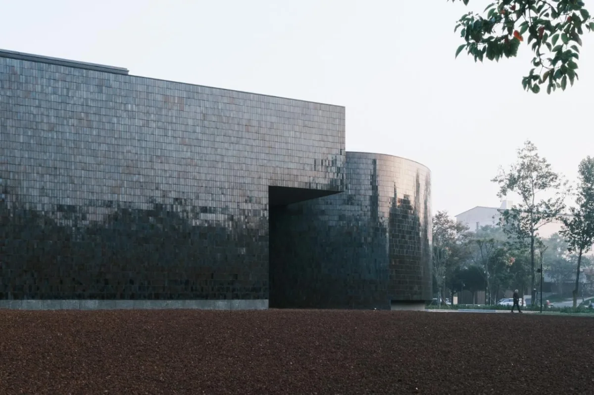 BIM建筑|“釉”织新旧，黄龙山·紫砂矿源展示馆 / 东南大学建筑学院+旭可建筑