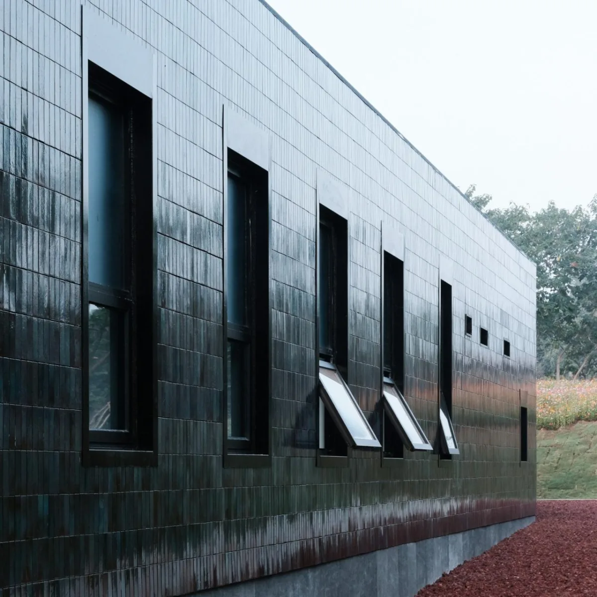 BIM建筑|“釉”织新旧，黄龙山·紫砂矿源展示馆 / 东南大学建筑学院+旭可建筑