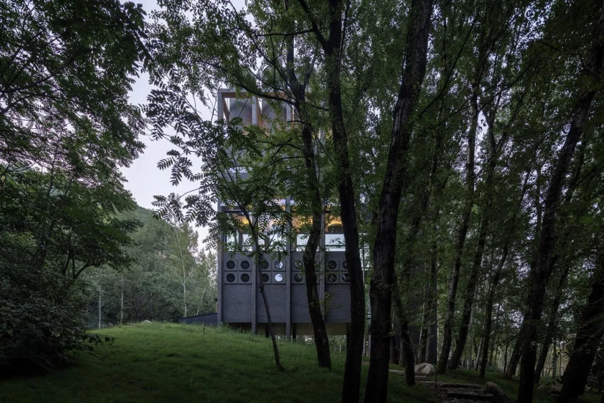 BIM建筑|雾灵山眼石汤泉，林中仪器 / 直向建筑