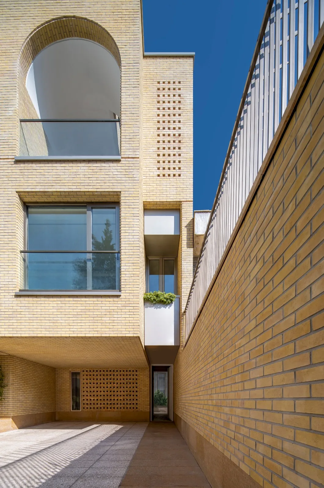 BIM建筑|2 IVANs, 2 HOUSEs / HAMAAN Studio