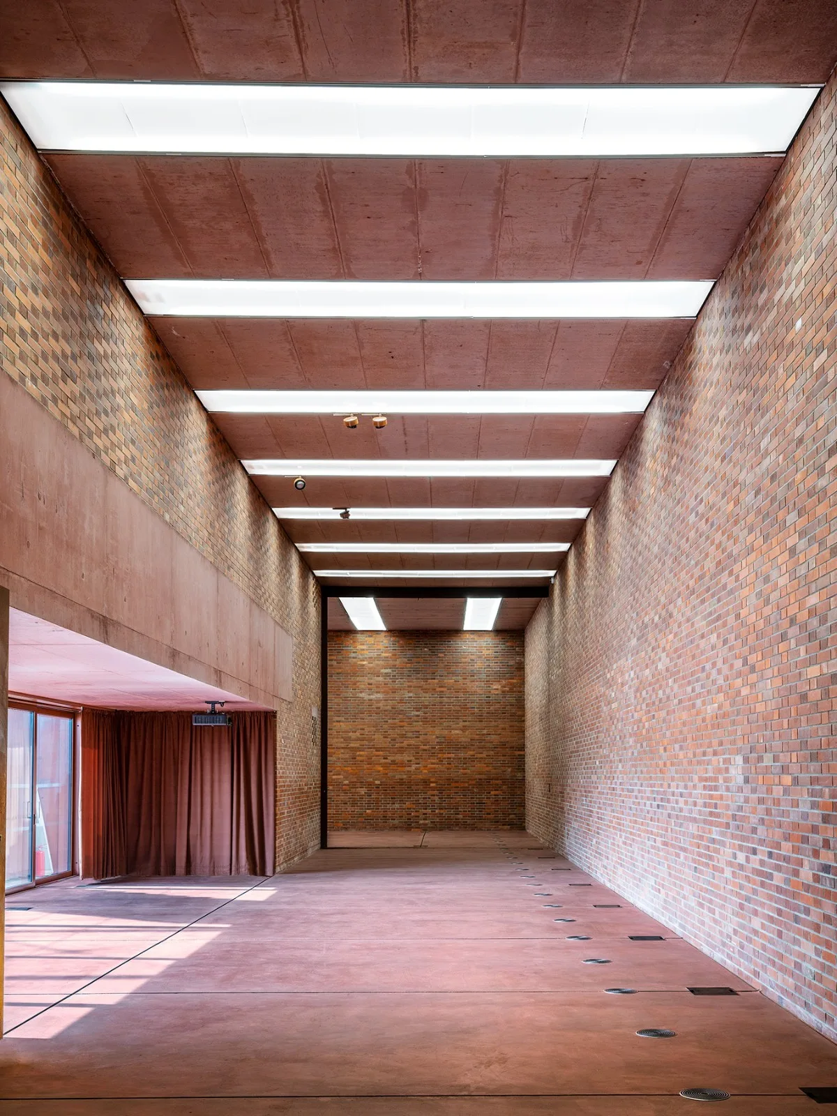 BIM建筑|帕尔杜比采 GAMPA、Sféra 建筑群与自动化工厂公共空间 / Šépka architekti