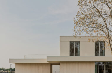 温暖自然流畅细节简洁线性对称韵律的极简别墅设计-BIM建筑网