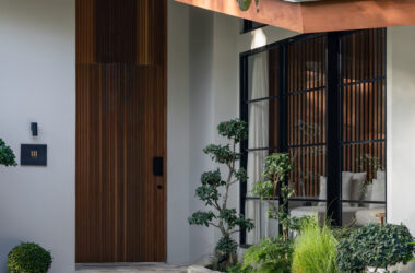 诗意森林里的侘寂之境翻转屋顶下的自然别墅设计-BIM建筑网