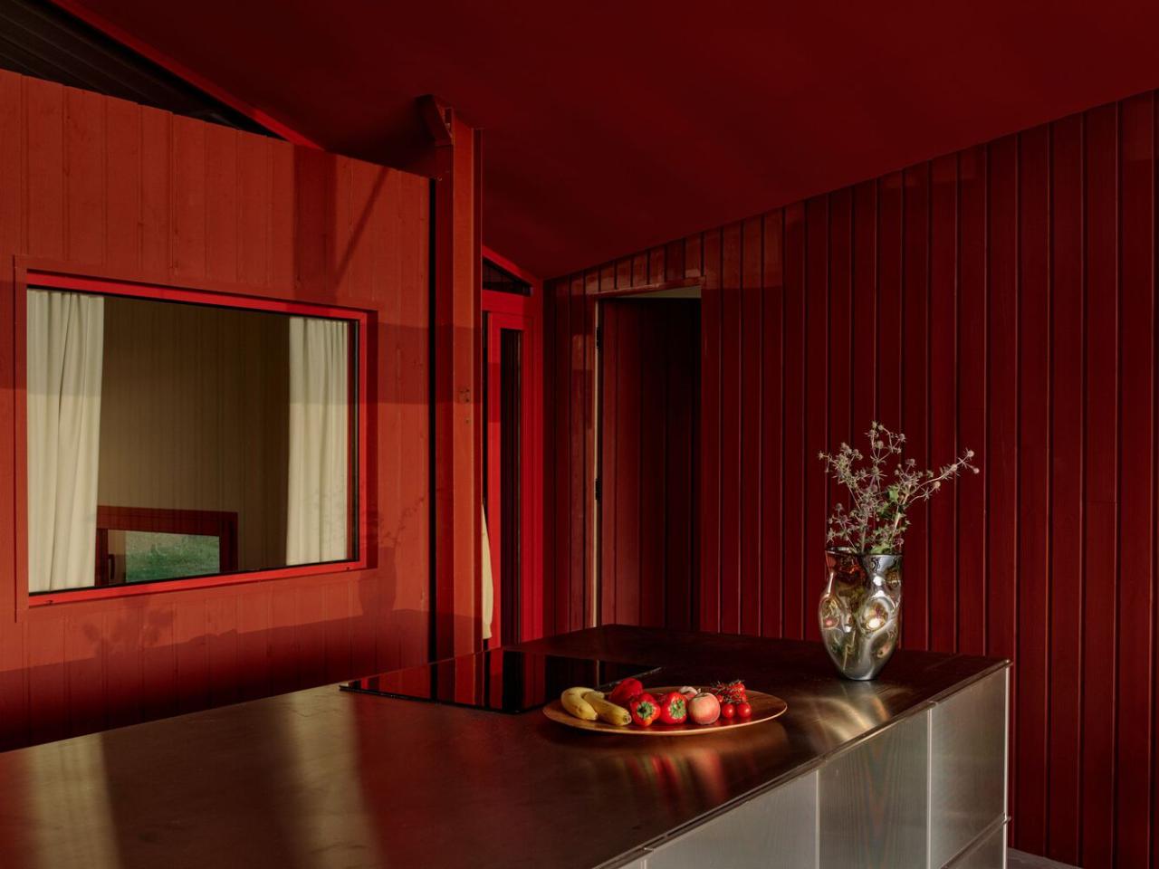 隐藏在葱郁壮丽环境中的红色宝石宁静的度假屋设计 隐藏在葱郁壮丽环境中的红色宝石宁静的度假屋设计