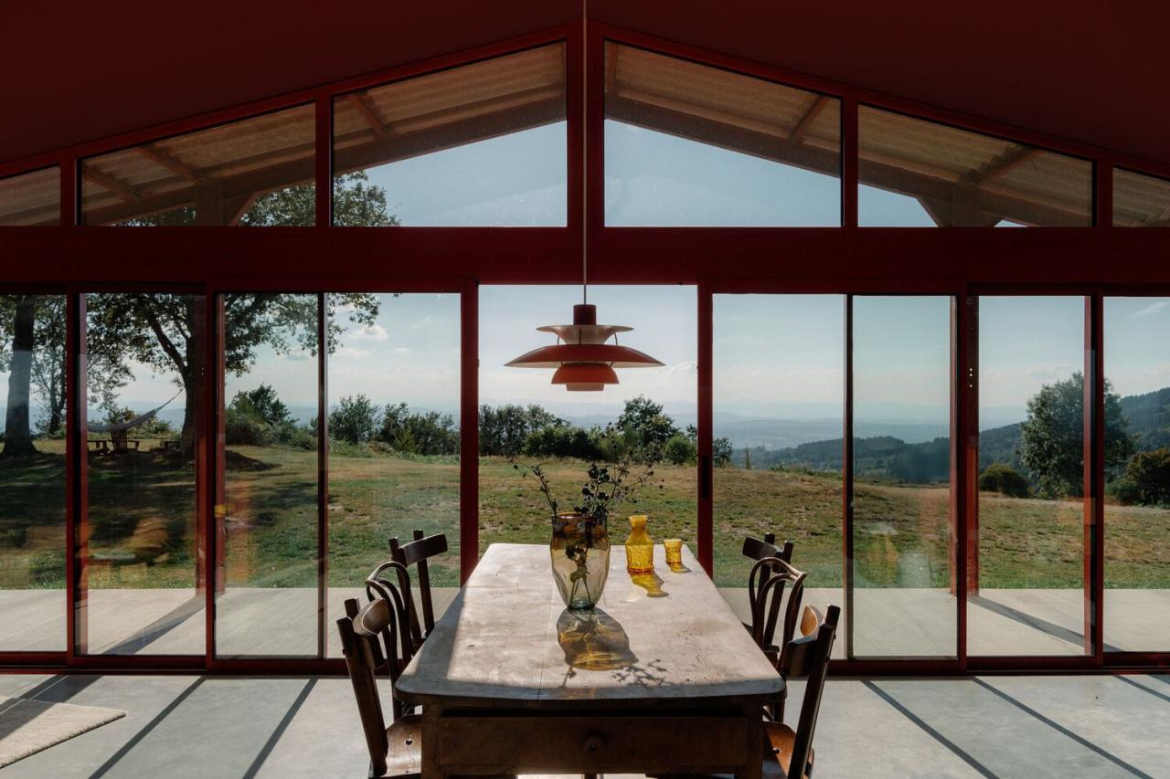 隐藏在葱郁壮丽环境中的红色宝石宁静的度假屋设计 隐藏在葱郁壮丽环境中的红色宝石宁静的度假屋设计