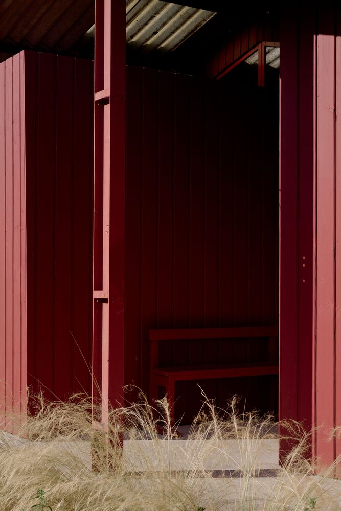 隐藏在葱郁壮丽环境中的红色宝石宁静的度假屋设计 隐藏在葱郁壮丽环境中的红色宝石宁静的度假屋设计