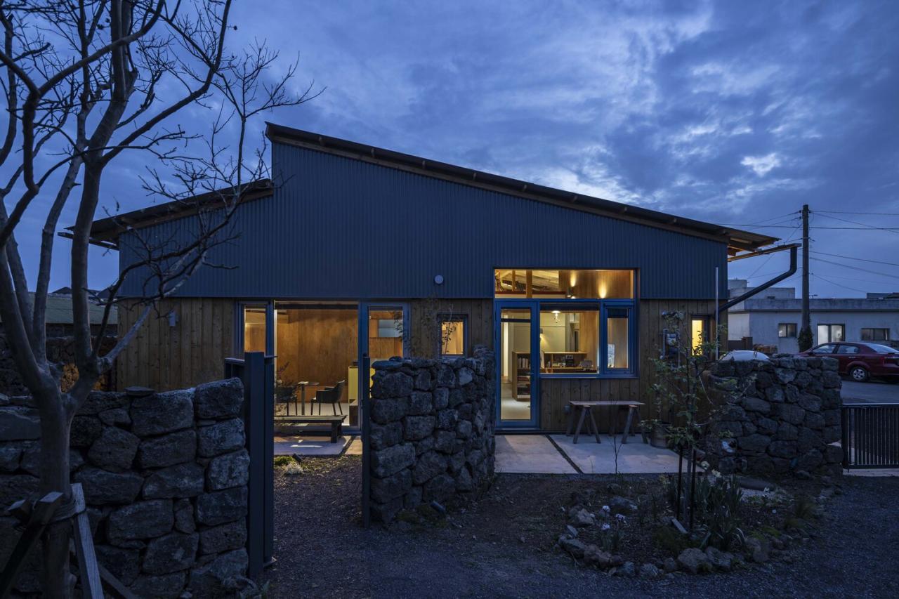 济州岛老房的新生新旧结构交织续写传统居住记忆的住宅设计 济州岛老房的新生新旧结构交织续写传统居住记忆的住宅设计