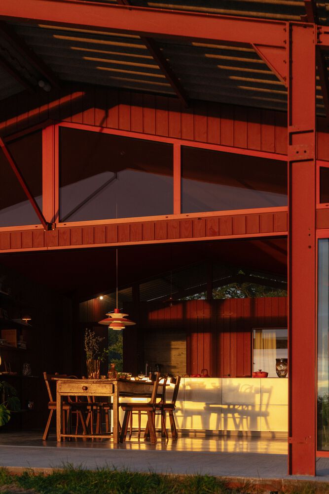 隐藏在葱郁壮丽环境中的红色宝石宁静的度假屋设计 隐藏在葱郁壮丽环境中的红色宝石宁静的度假屋设计