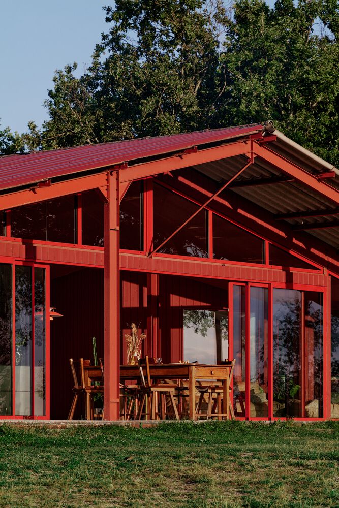 隐藏在葱郁壮丽环境中的红色宝石宁静的度假屋设计 隐藏在葱郁壮丽环境中的红色宝石宁静的度假屋设计