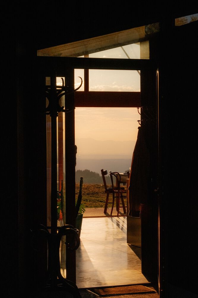 隐藏在葱郁壮丽环境中的红色宝石宁静的度假屋设计 隐藏在葱郁壮丽环境中的红色宝石宁静的度假屋设计