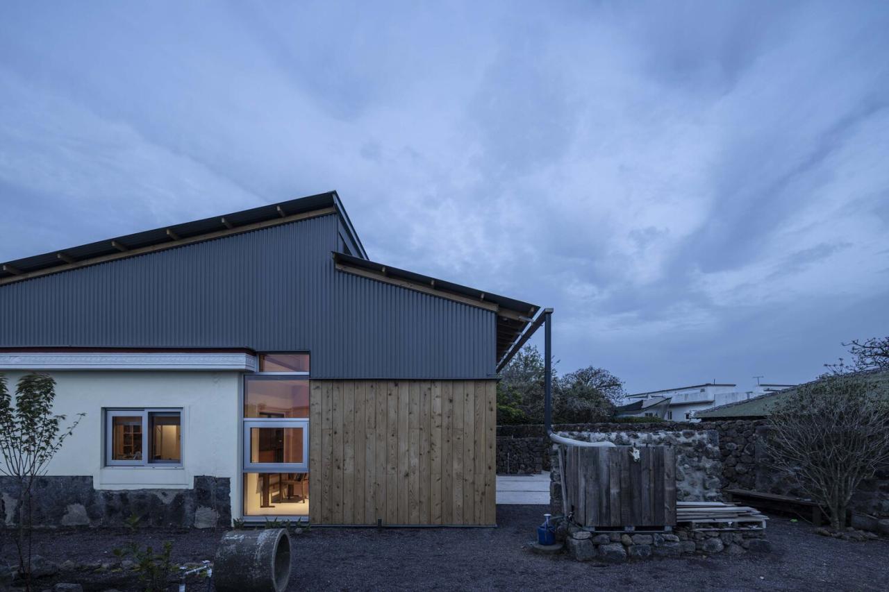 济州岛老房的新生新旧结构交织续写传统居住记忆的住宅设计 济州岛老房的新生新旧结构交织续写传统居住记忆的住宅设计
