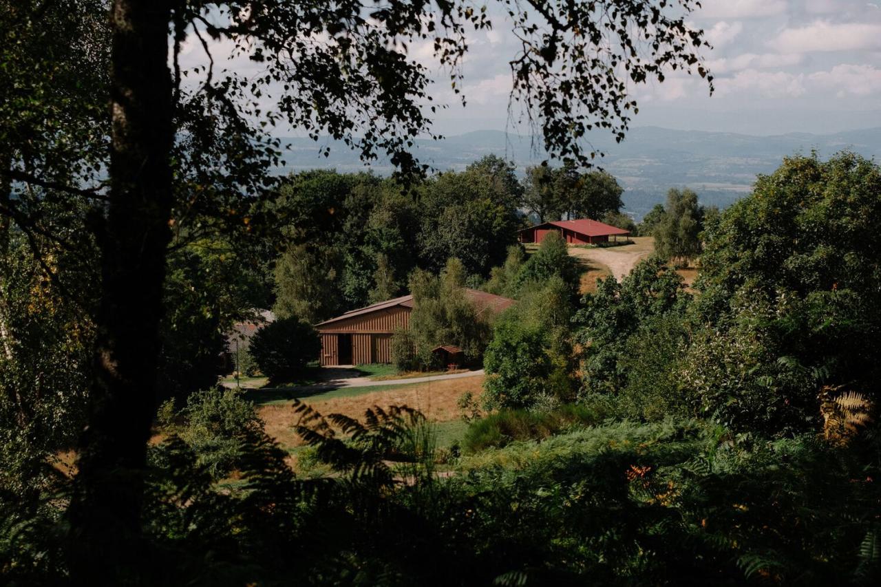 隐藏在葱郁壮丽环境中的红色宝石宁静的度假屋设计 隐藏在葱郁壮丽环境中的红色宝石宁静的度假屋设计