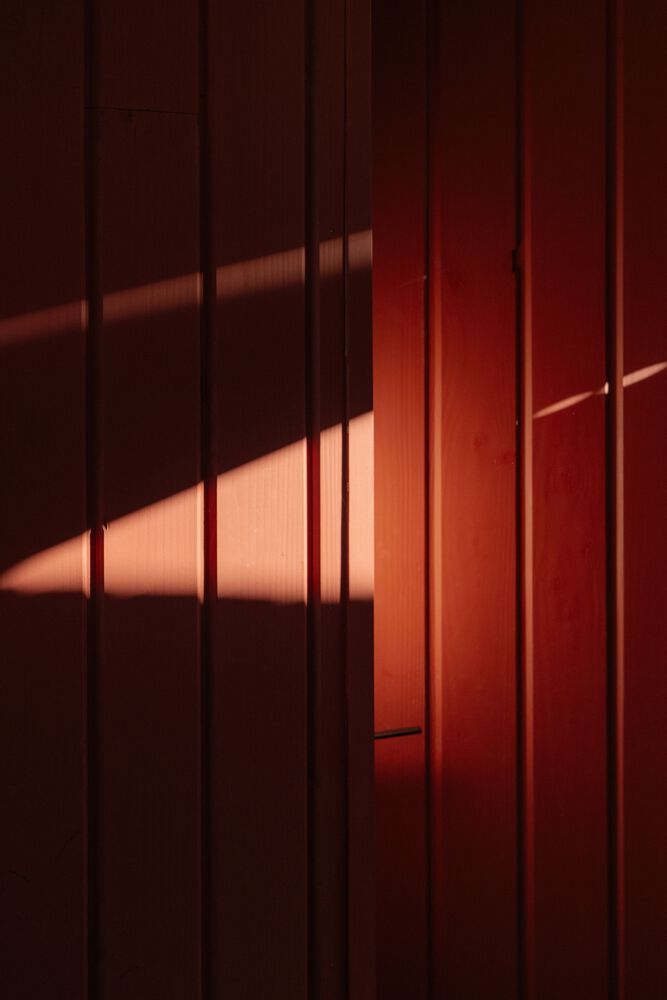 隐藏在葱郁壮丽环境中的红色宝石宁静的度假屋设计 隐藏在葱郁壮丽环境中的红色宝石宁静的度假屋设计