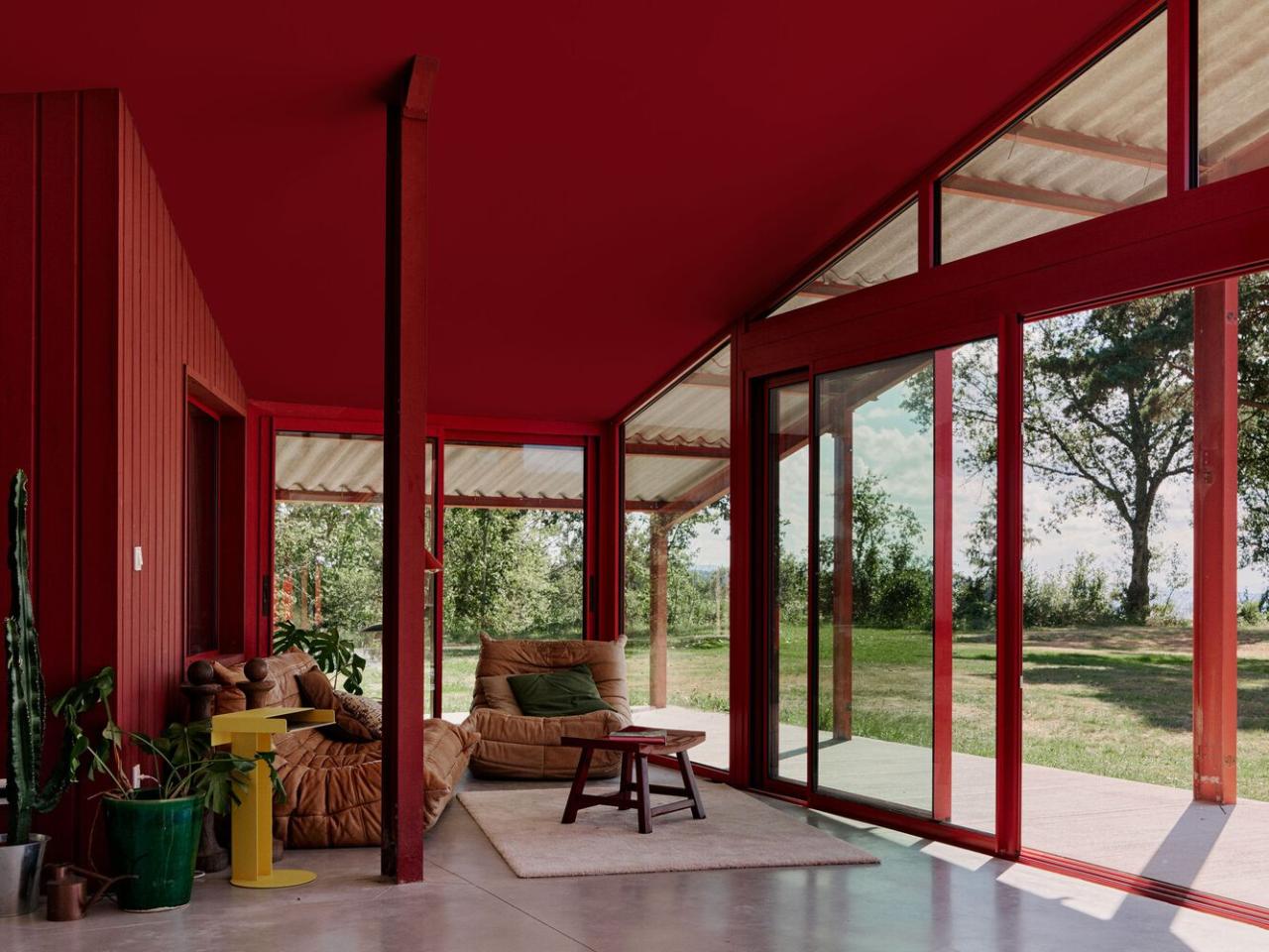 隐藏在葱郁壮丽环境中的红色宝石宁静的度假屋设计 隐藏在葱郁壮丽环境中的红色宝石宁静的度假屋设计