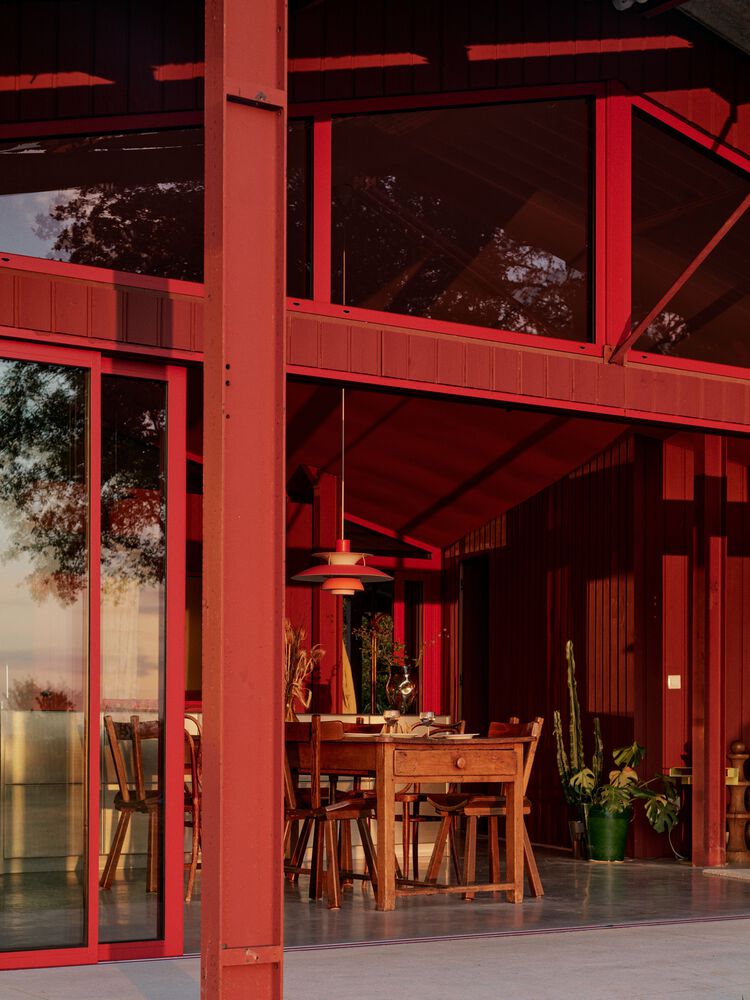 隐藏在葱郁壮丽环境中的红色宝石宁静的度假屋设计 隐藏在葱郁壮丽环境中的红色宝石宁静的度假屋设计