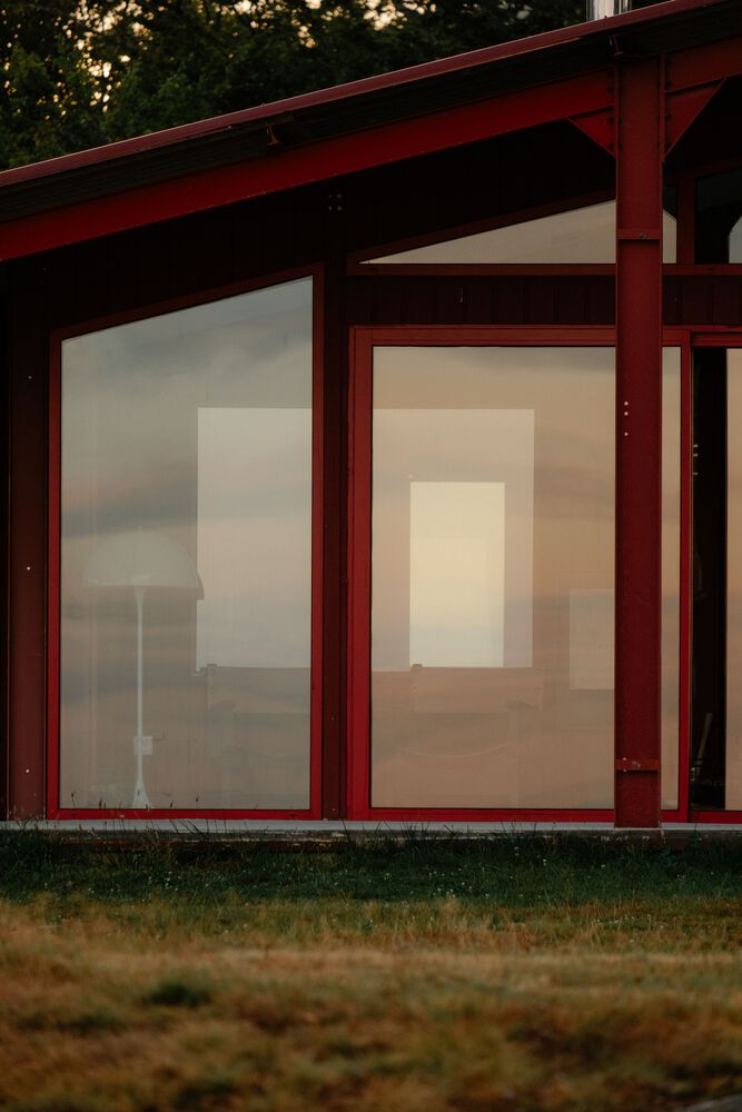 隐藏在葱郁壮丽环境中的红色宝石宁静的度假屋设计 隐藏在葱郁壮丽环境中的红色宝石宁静的度假屋设计