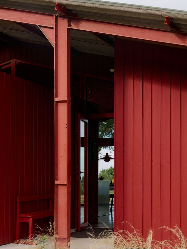 隐藏在葱郁壮丽环境中的红色宝石宁静的度假屋设计 隐藏在葱郁壮丽环境中的红色宝石宁静的度假屋设计